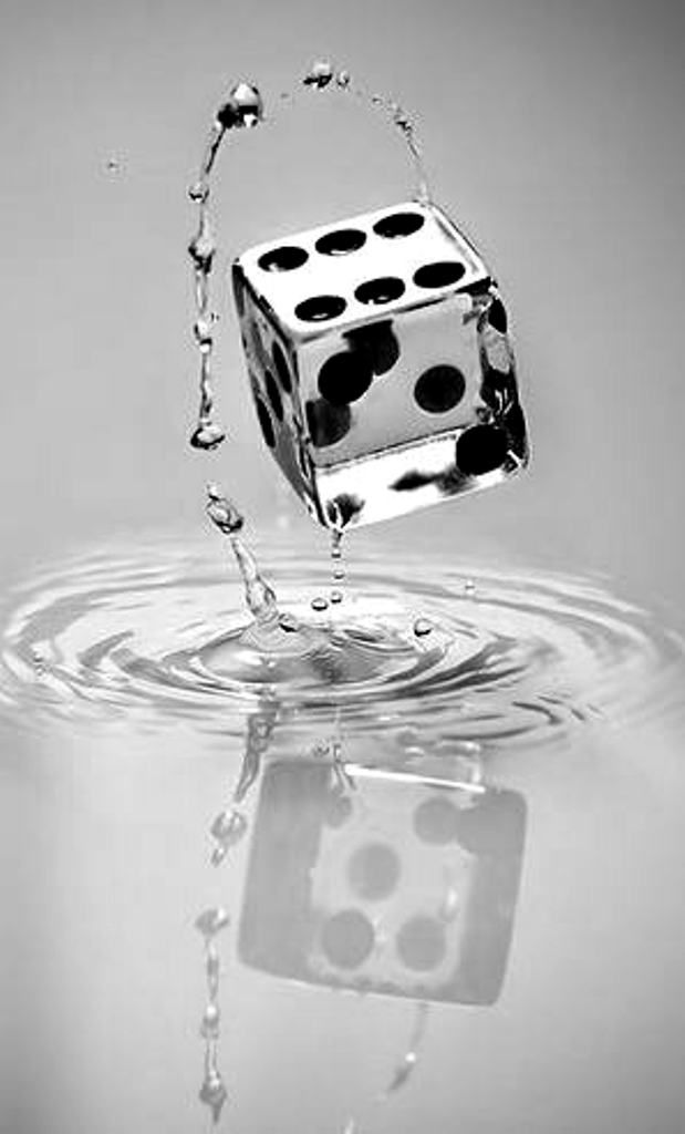 Transparenter Würfel ins Wasser